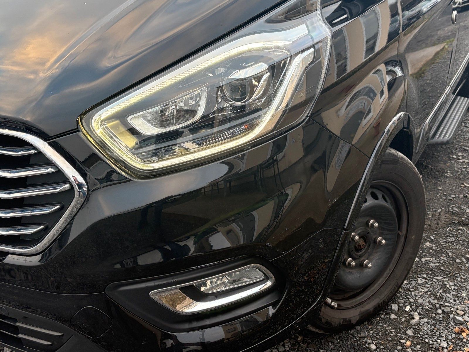 Fahrzeugabbildung Ford Tourneo Custom Aut. 320 L2 Tourneo Titanium Lede