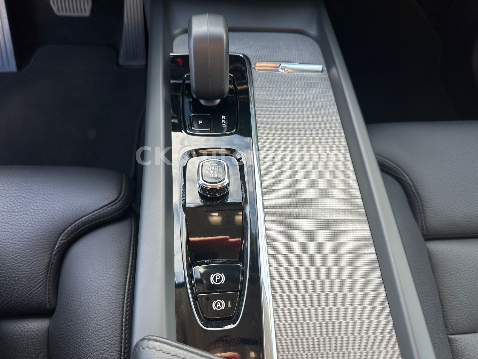 Fahrzeugabbildung Volvo XC60 B4 PlusDark AWD/BLIS/Leder/Pano/LED/360°Kam