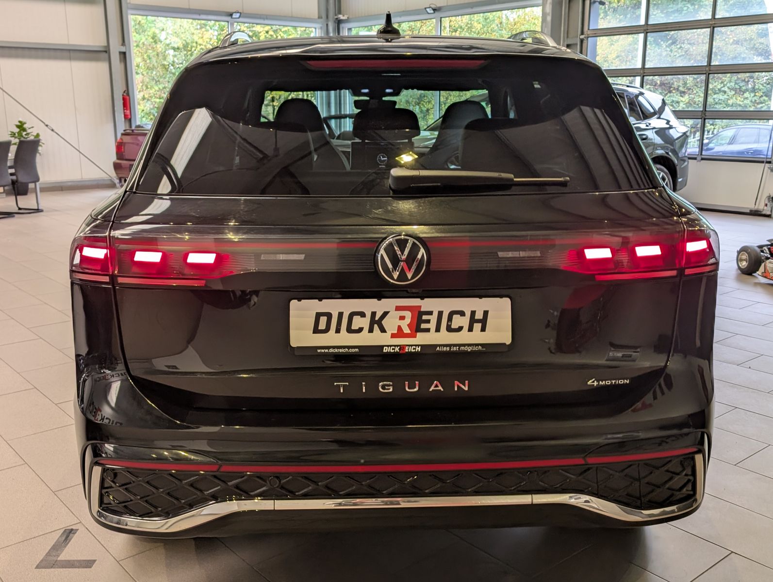 Fahrzeugabbildung Volkswagen Tiguan 2.0TDI R-Line 4M Pano H/K AHK Matrix 20"