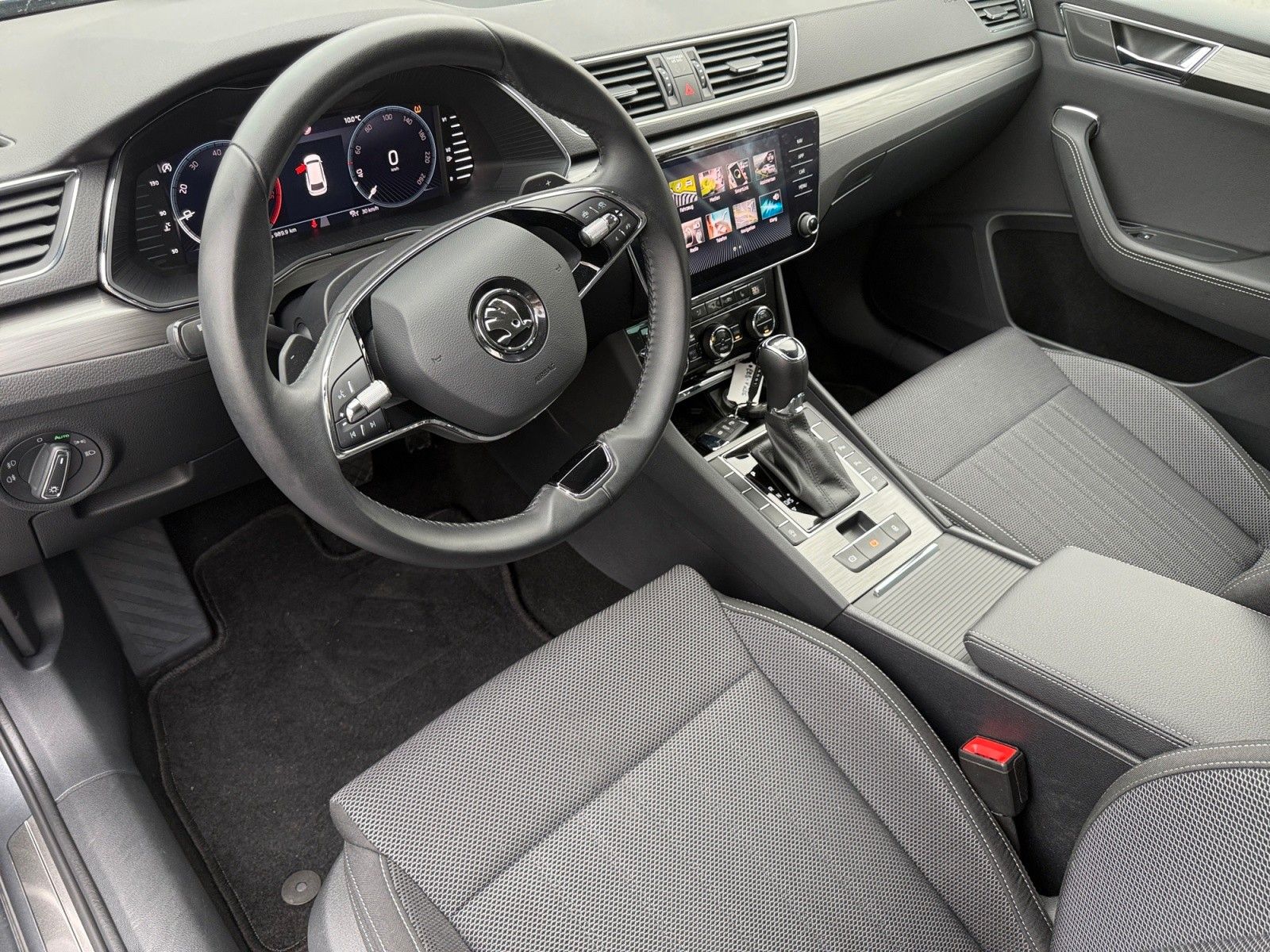 Superb Combi 2,0 TDI DSG Style Matrix Kamera ACC