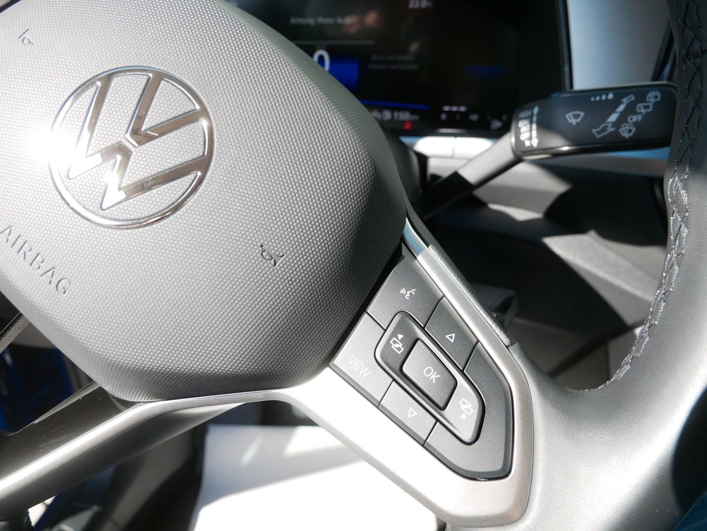 Fahrzeugabbildung Volkswagen T-Roc 1.5 Life NEU40T Standheiz SHZ LED Klimaaut