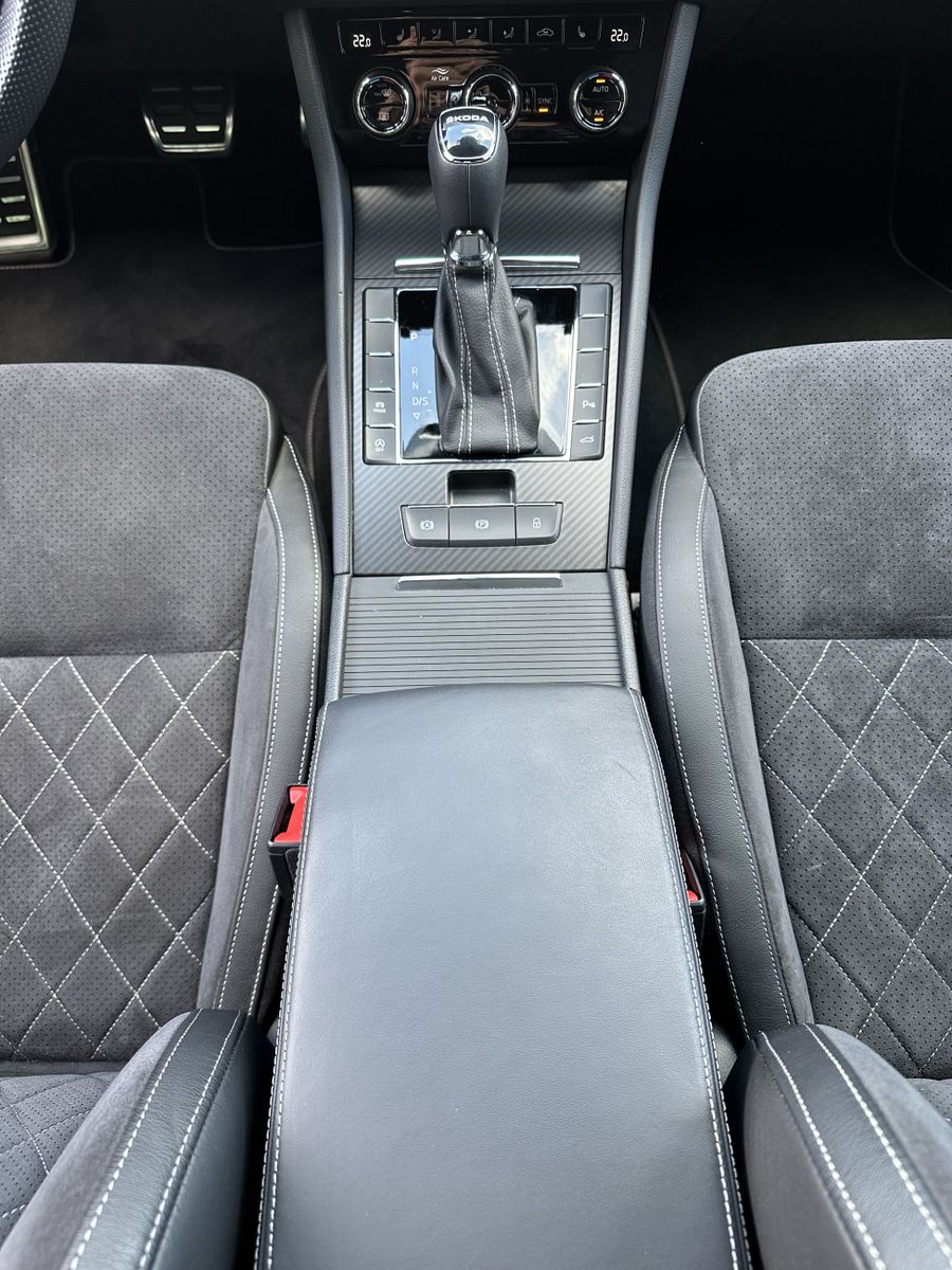 Fahrzeugabbildung SKODA Superb Combi 2.0 TDI DSG Sportline NAV+LED+AHK