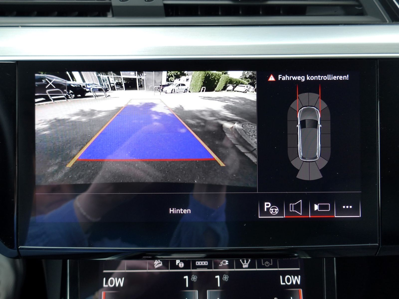 Fahrzeugabbildung Audi e-tron advanced 55 quattro 300kW | LED RFK CCS
