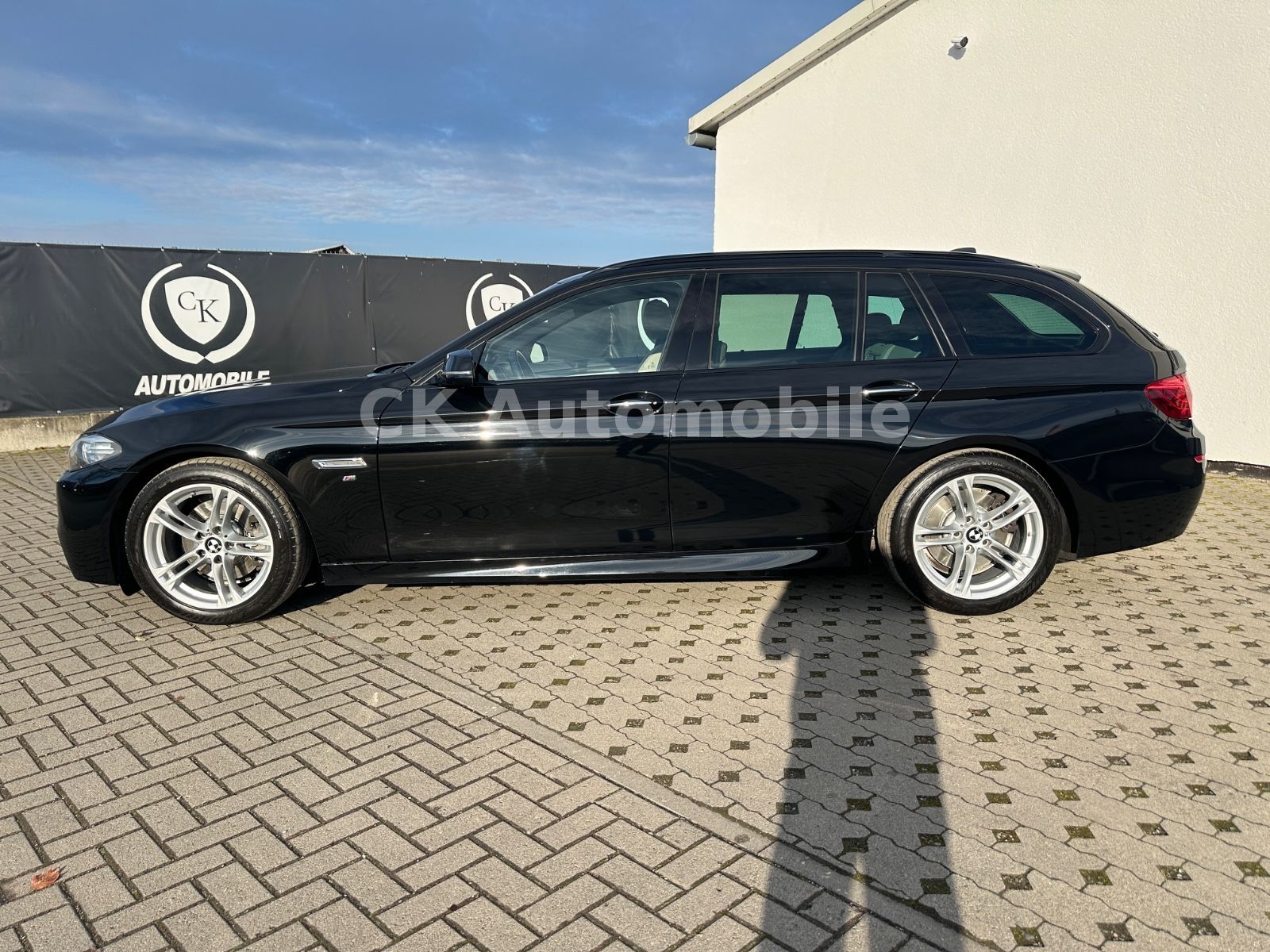 Fahrzeugabbildung BMW 520d Touring M-Sport/Shadow-Line/Navi/Pano/Kam.