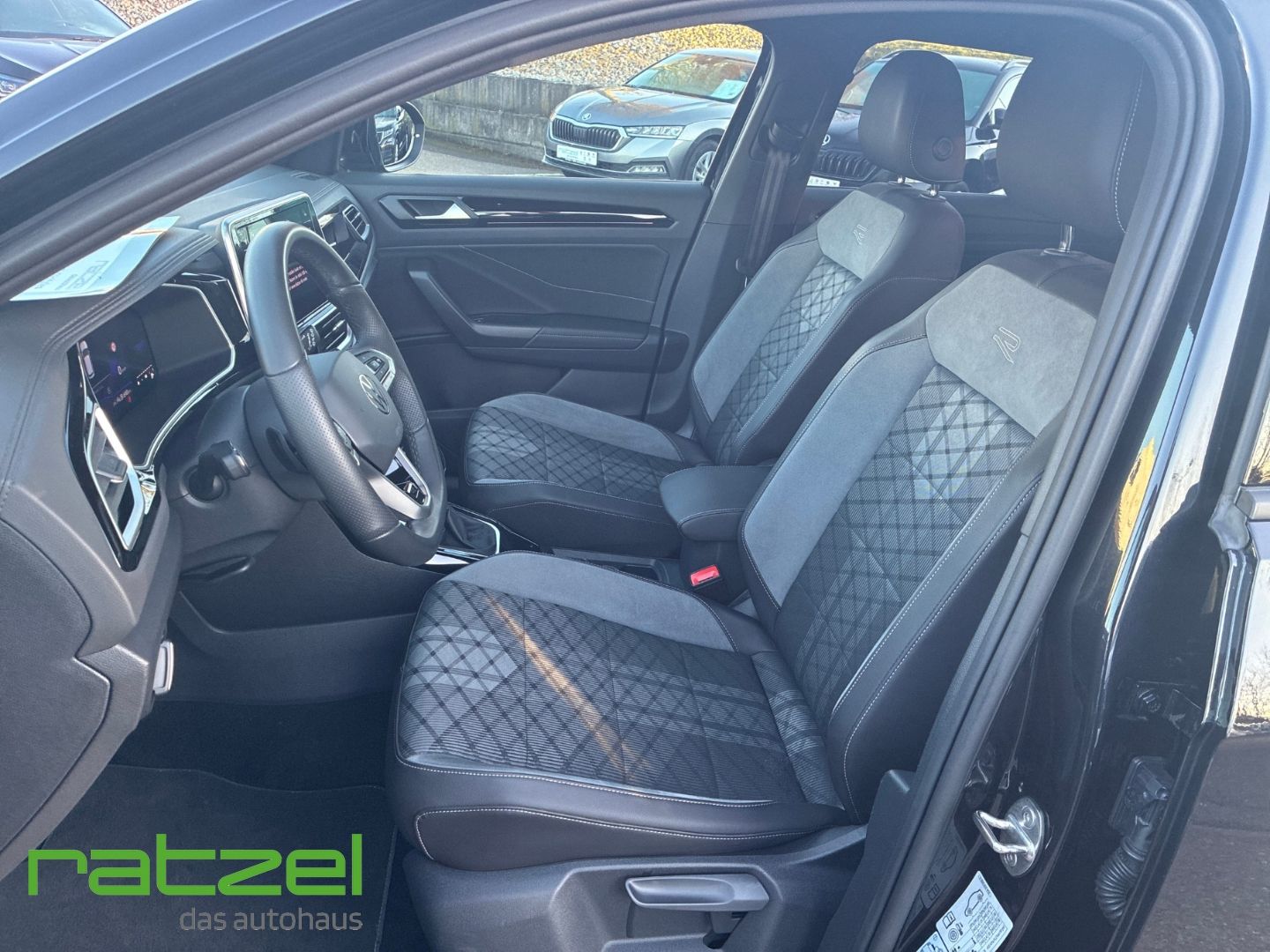 Fahrzeugabbildung Volkswagen T-Roc R-Line 1.5 TSI DSG Digitales Cockpit LED A