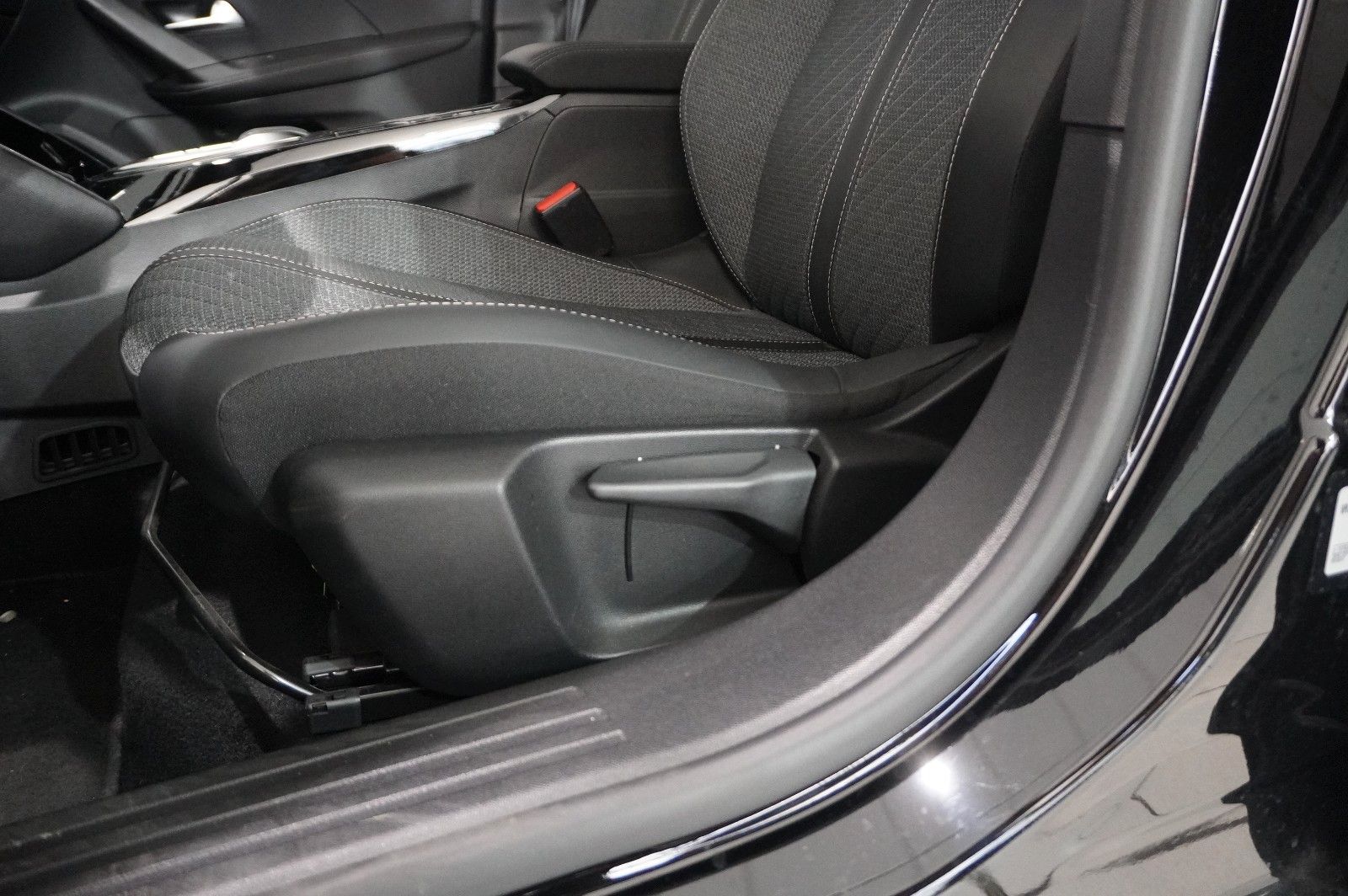Fahrzeugabbildung Peugeot 2008 1.2 HYBRID ALLURE E-DSC NAVI/LED/SPORT/VIRT