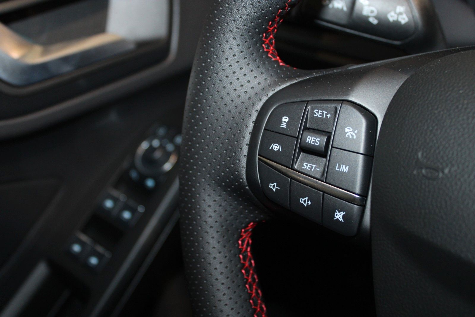 Fahrzeugabbildung Ford Focus ST-Line X Automatik PANODACH + 18 ZOLL