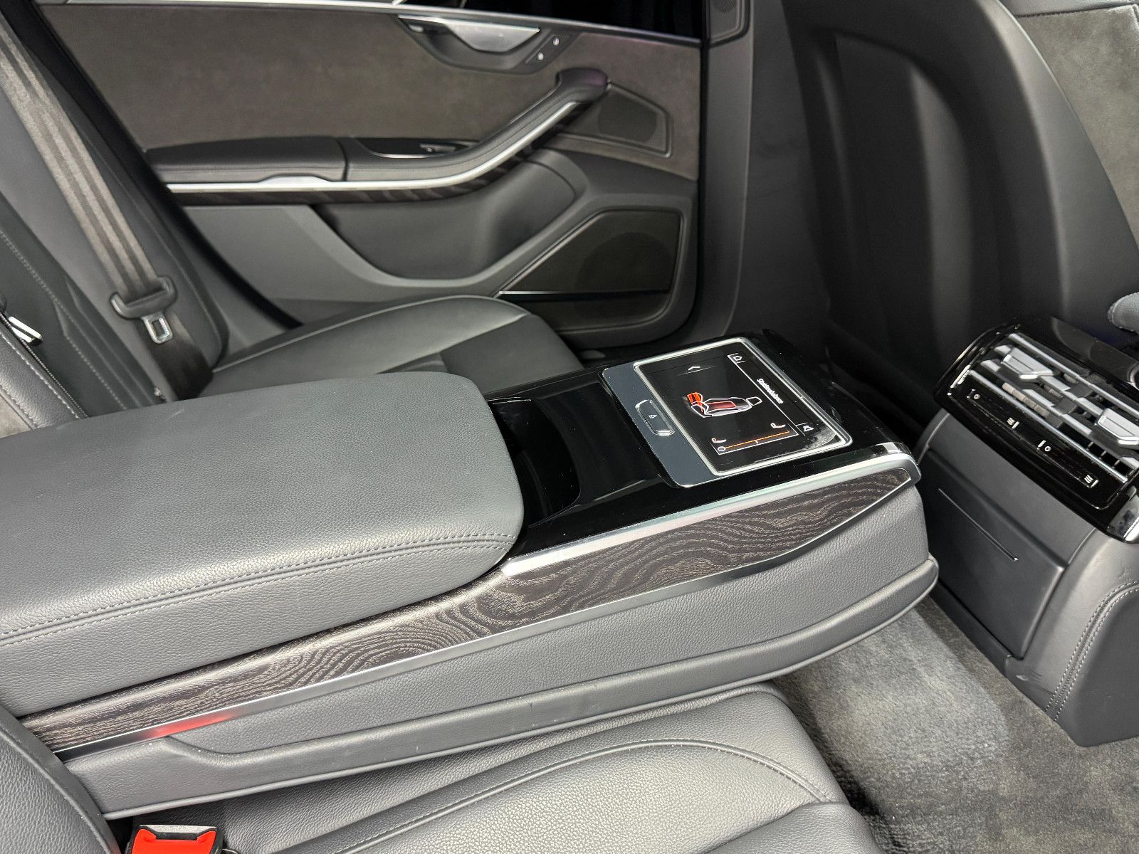 Fahrzeugabbildung Audi A8 50 TDI quattro|B&O|HUD|PANO|MATRIX