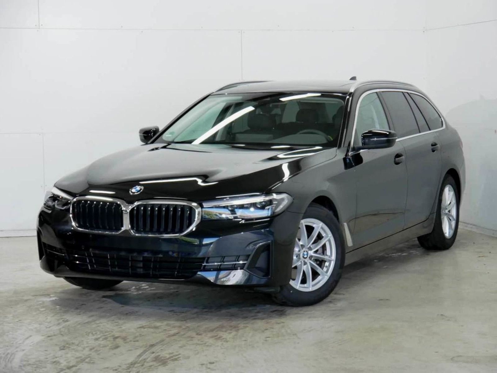 BMW 520d Touring Sport AHK NaviProf Kamera Driving