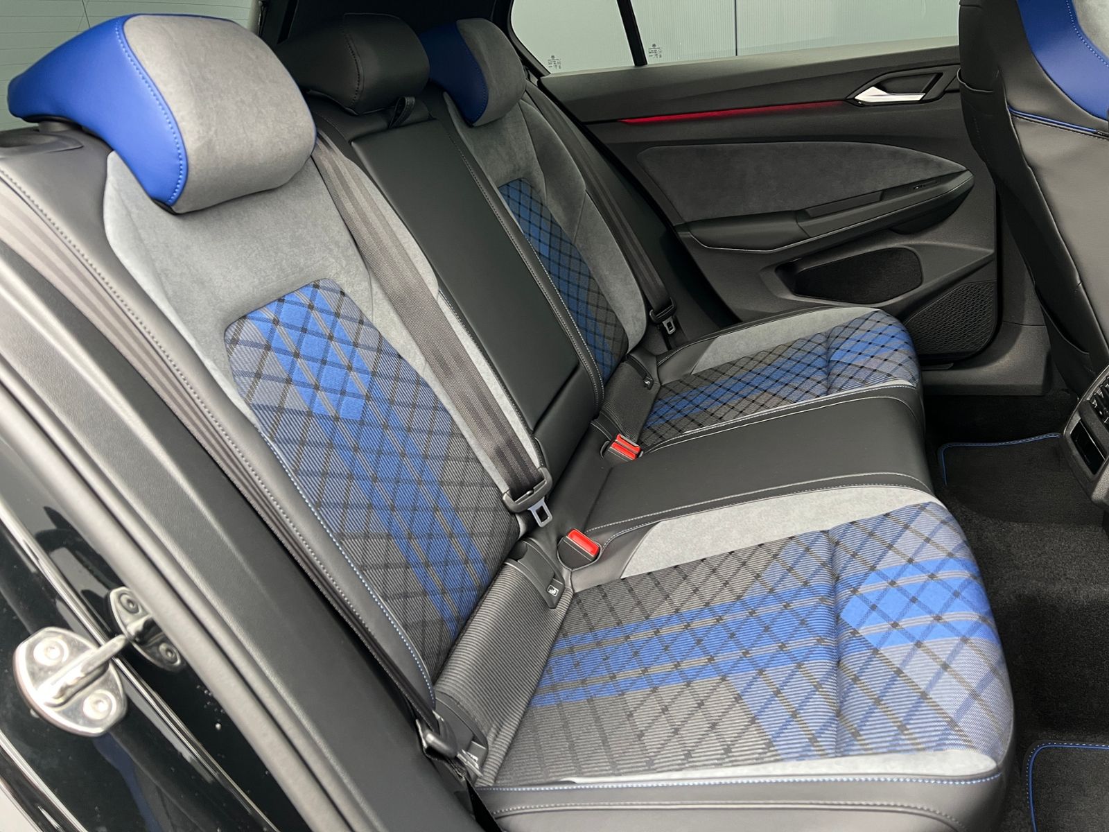 Fahrzeugabbildung Volkswagen Golf VIII R 2.0 TSI DSG 4MOTION *IQ.Light, Black