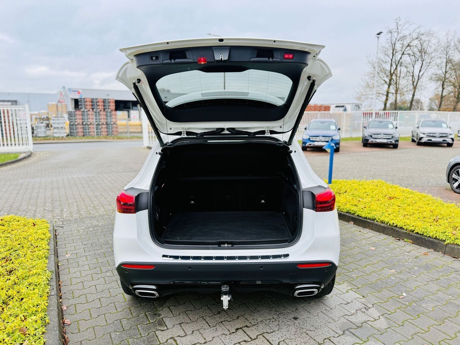 Fahrzeugabbildung Mercedes-Benz GLA 200 NIGHT & PROGRESSIVE, Winter, AHK, RFK, L