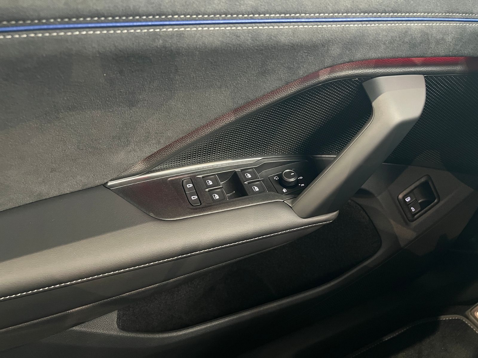 Fahrzeugabbildung Volkswagen Tayron R-Line 1.5 eHybrid DSG *AHK,LM-20",Harman