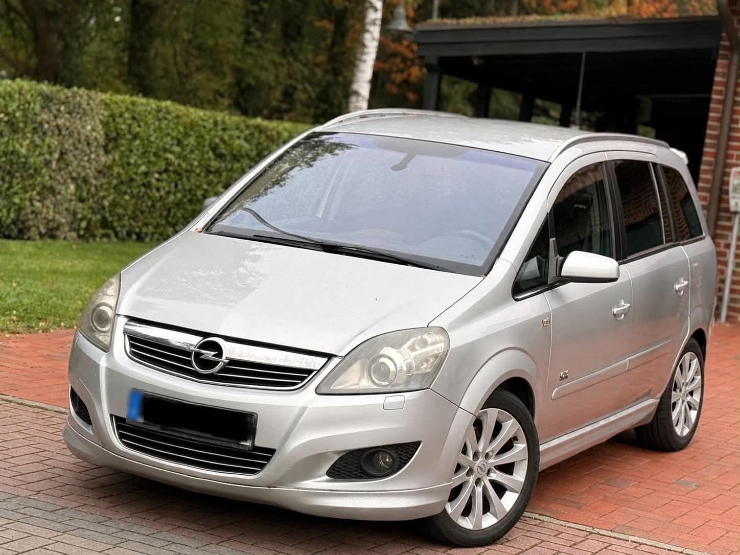 Opel Zafira 2009 — rear view