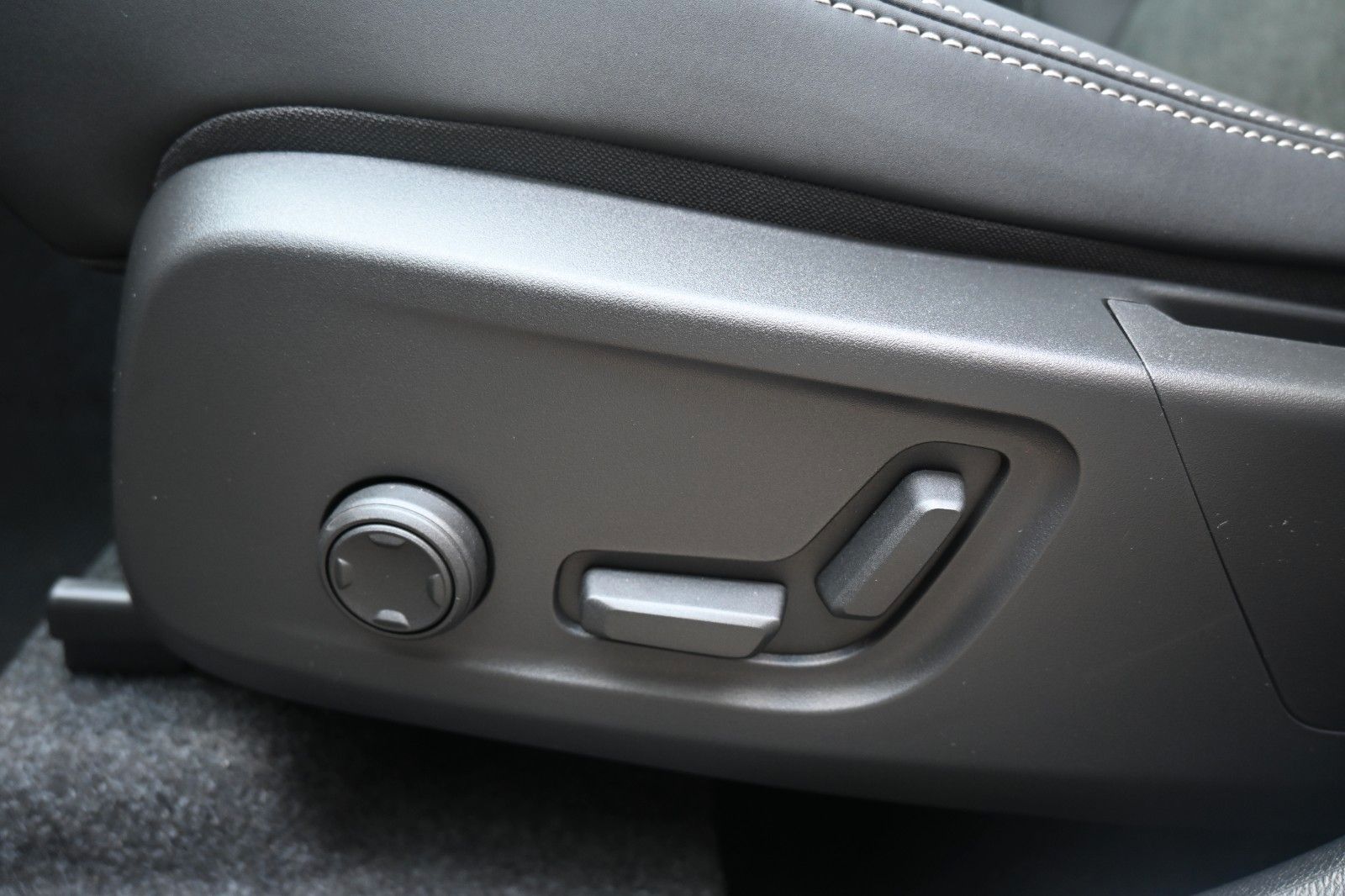 Fahrzeugabbildung Volvo XC40 B4 DKG Plus Dark*FSHZG*360°*ACC*Allwetter