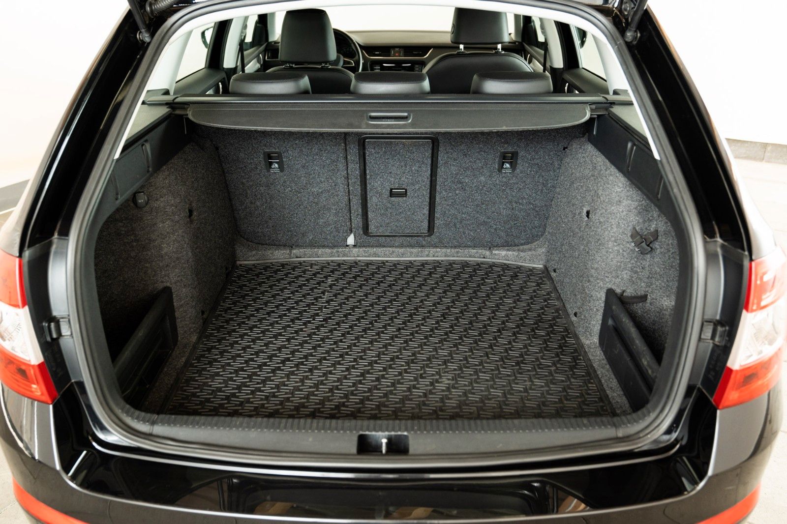 Fahrzeugabbildung SKODA Octavia Combi Elegance 1.4 TSI Green tec