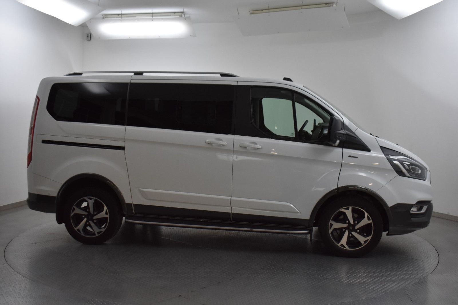 FORD Tourneo Cust 320 Activ 8SI+NAV+XEN+SHZ+ACC+LEDER - Image 2