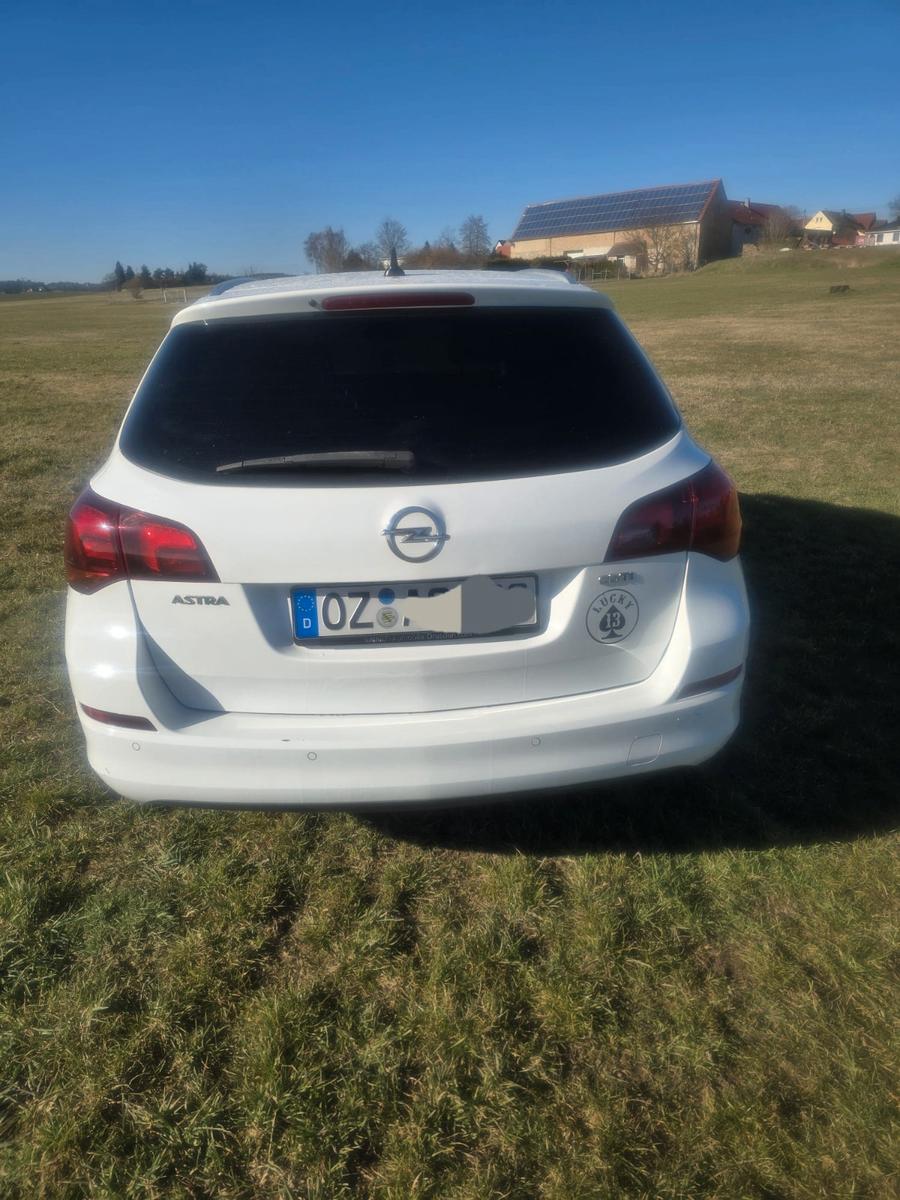 Opel Astra 2011 — photo 9