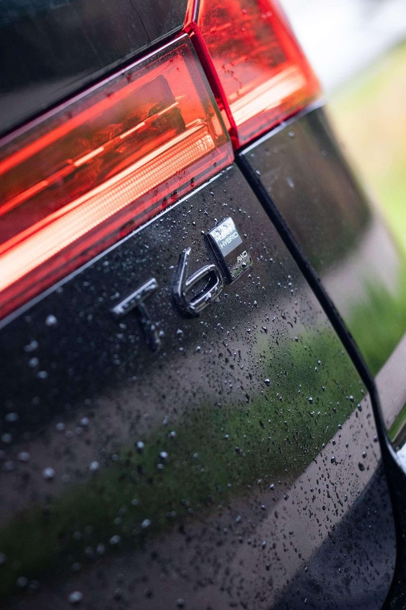 Fahrzeugabbildung Volvo XC60 Plus Black Edition Recharge Plug-In Hybrid