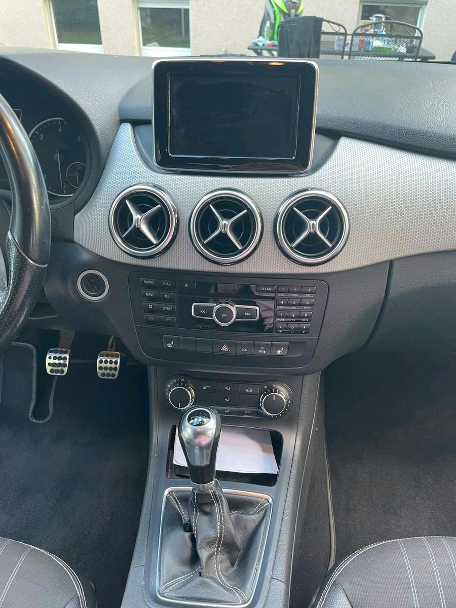 Mercedes-Benz B180 2012 — photo 8
