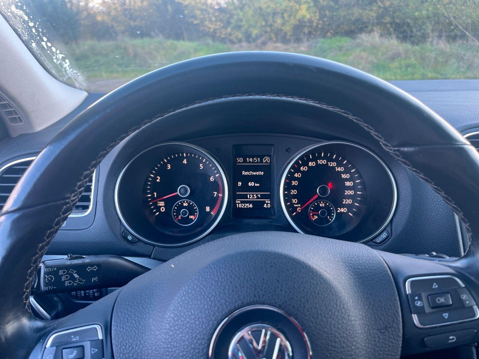Volkswagen Golf 2012 — rear view