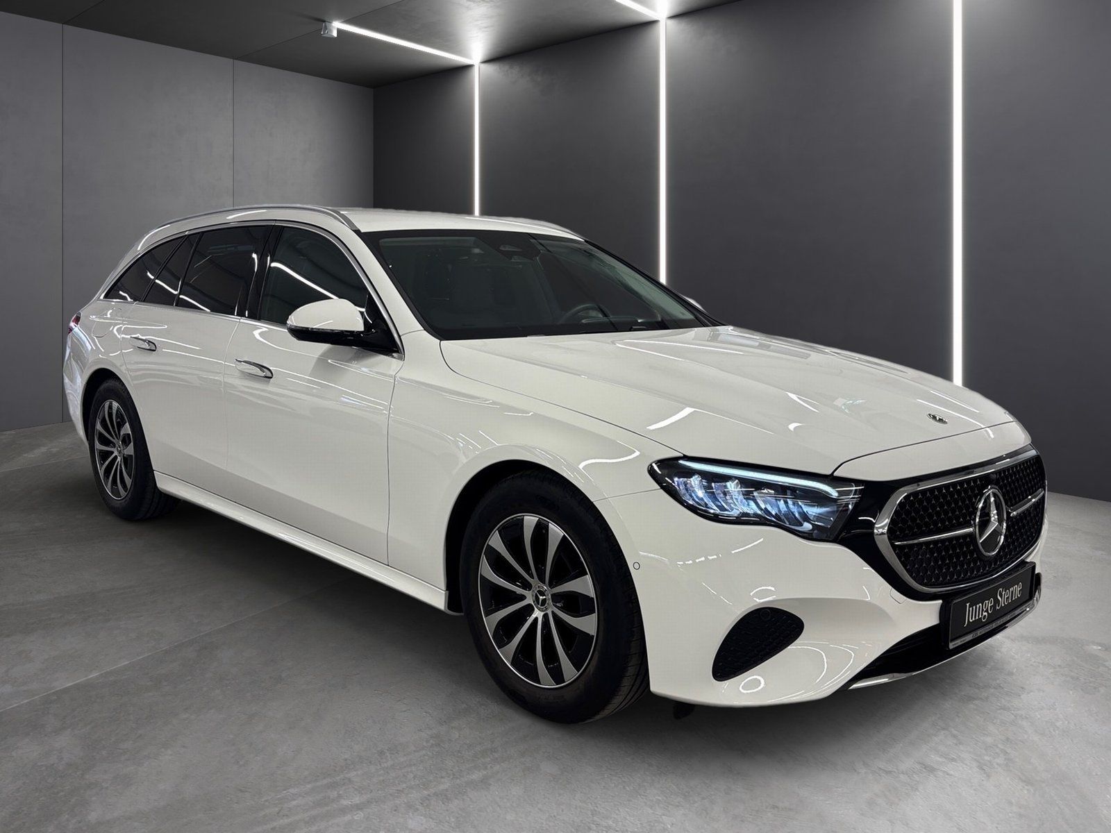 Fahrzeugabbildung Mercedes-Benz E 220 T d Avantgarde*AHK*Distronic*Totwinke*LED*