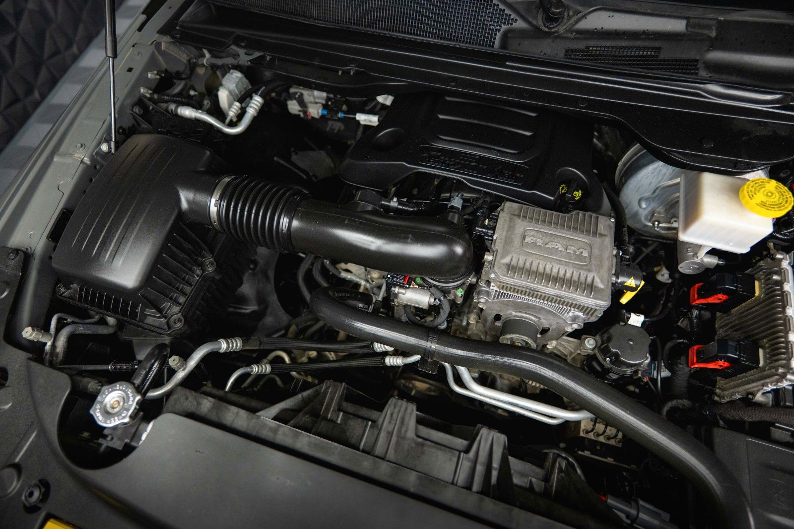 Fahrzeugabbildung Dodge RAM 5.7 V8 HEMI 4x4 Built to Serve LONG AxleLock