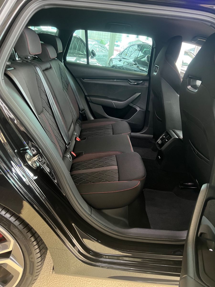 Fahrzeugabbildung SKODA Octavia Combi RS *HEAD*ACC*KAMERA*LED*VIRTUAL*