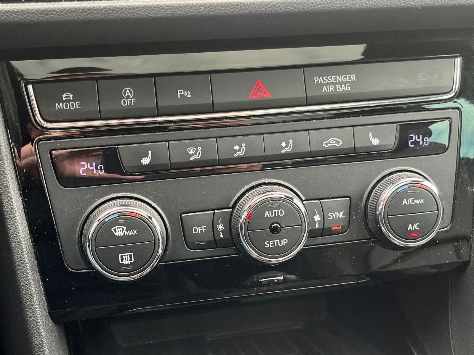 Fahrzeugabbildung SEAT Leon 2.0 ST FR SPORT DSG Navi Leder Pano LED KAM