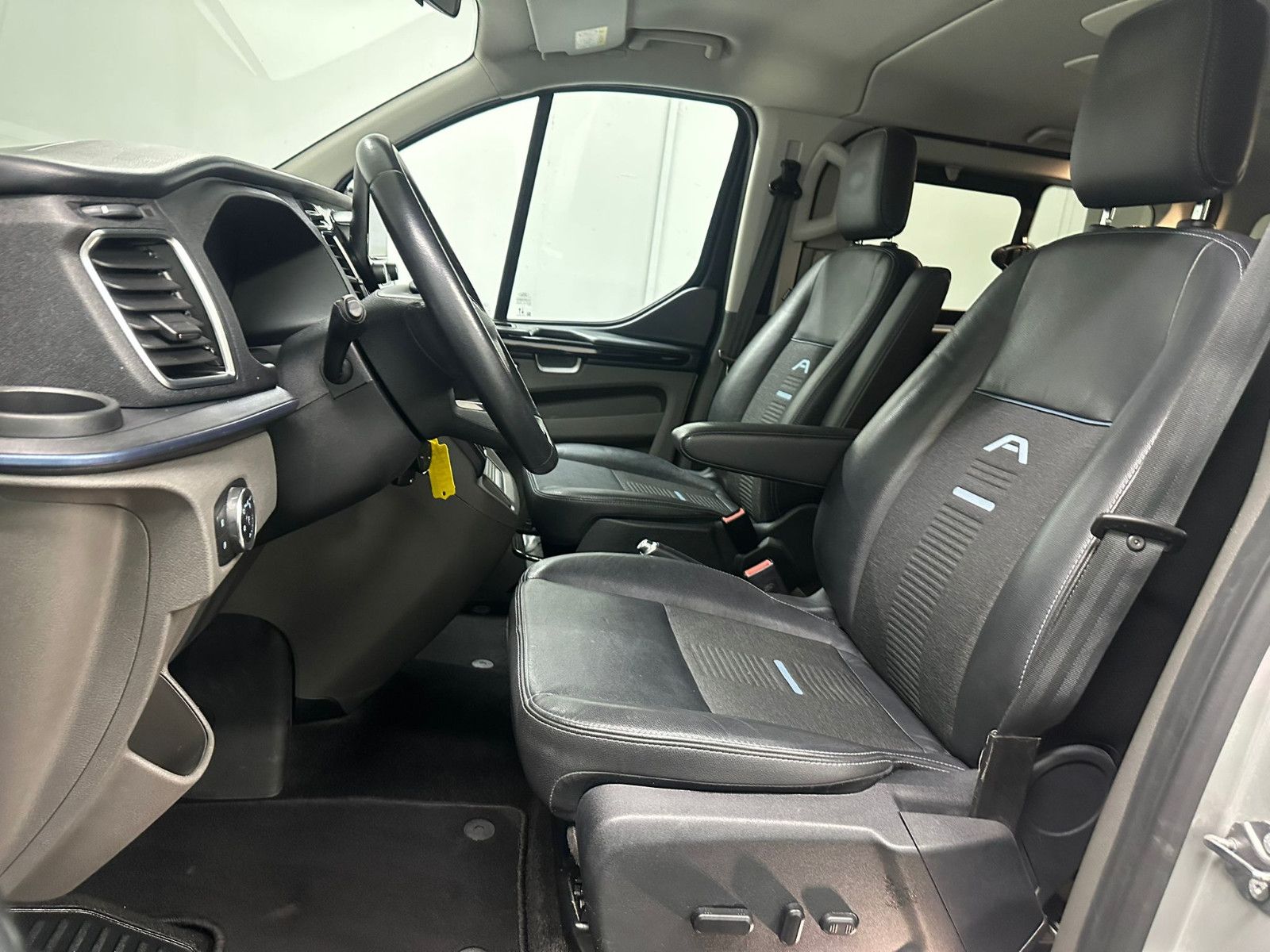 Fahrzeugabbildung Ford Tourneo Custom 320 L2H1 Autm. Active Bus*ACC*8