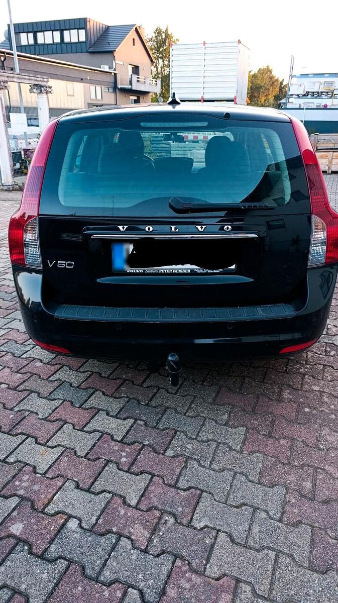 Volvo V50 2010 — engine