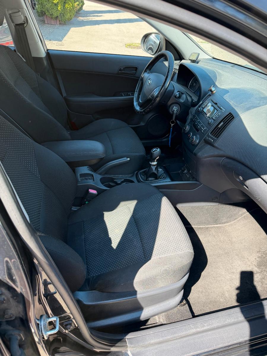 Hyundai i30 2010 — photo 14