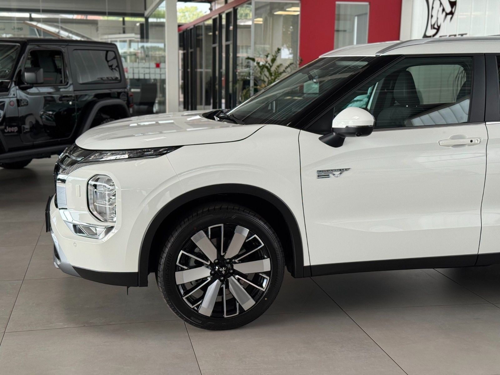 Fahrzeugabbildung Mitsubishi Plug-in Hybrid Outlander Intro Edition