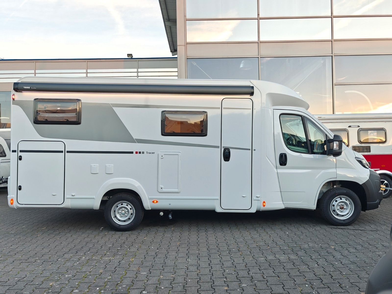 Fahrzeugabbildung LMC Tracer V 670 - Tracer Van Paket, 140PS, MJ2026 -