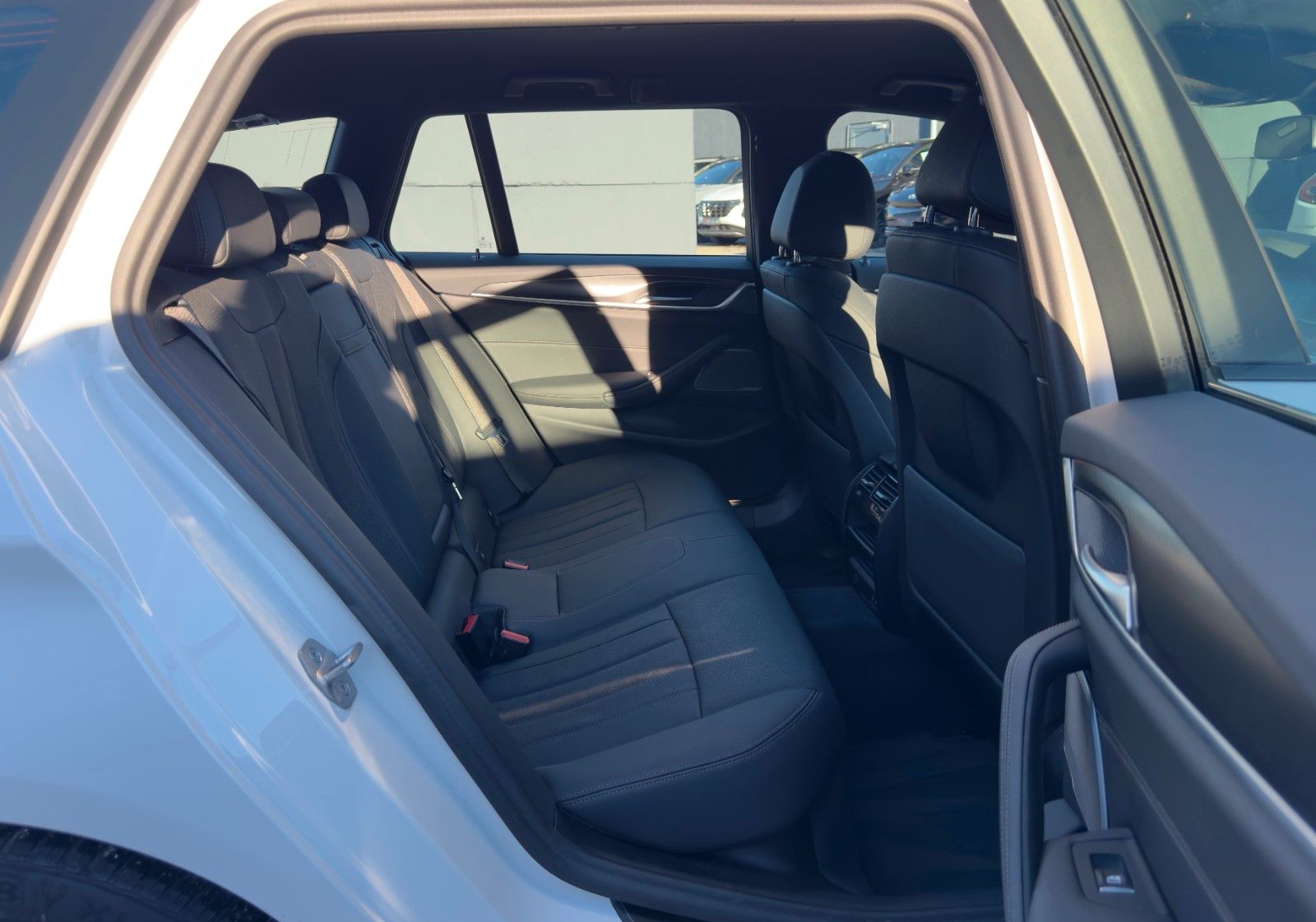 Fahrzeugabbildung BMW 530d Touring M Sport Shad HuD H&K LHZ SHZ Leder