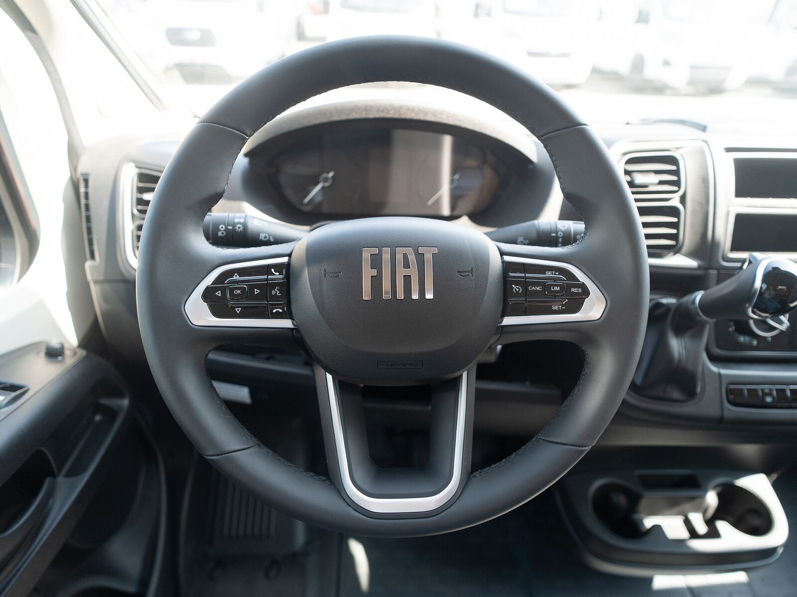 Fahrzeugabbildung Dethleffs Globetrail 640 ES Fiat Rahmenfenster/Heckauszug