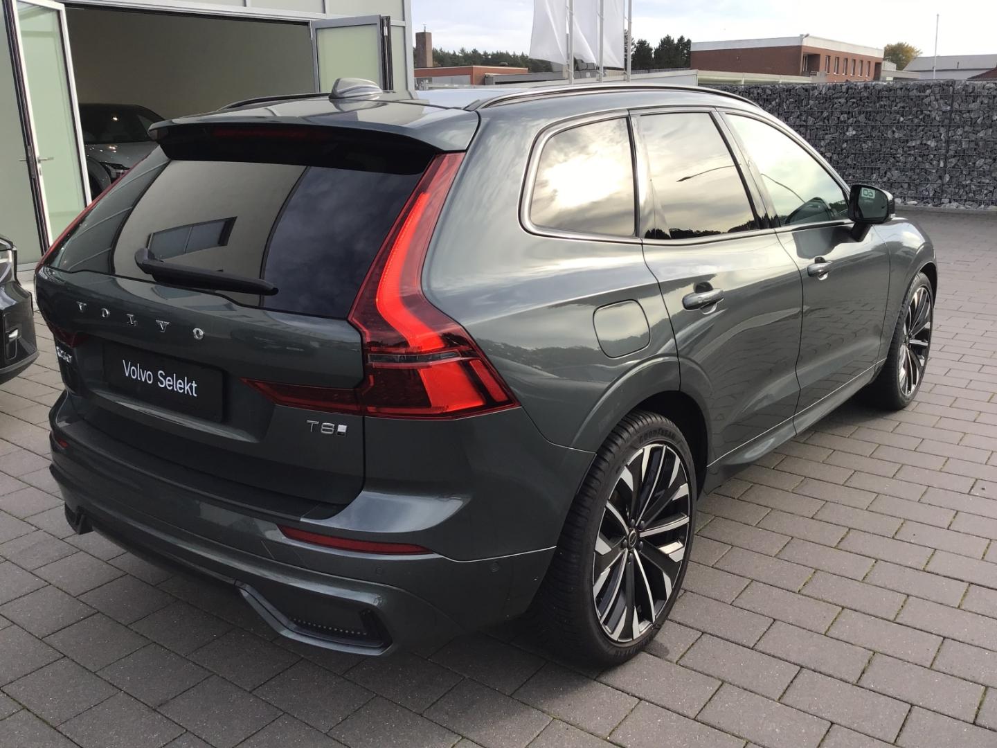 Volvo XC60 T8AWD Ultra Dark Luftfahrwerk Massage B&W