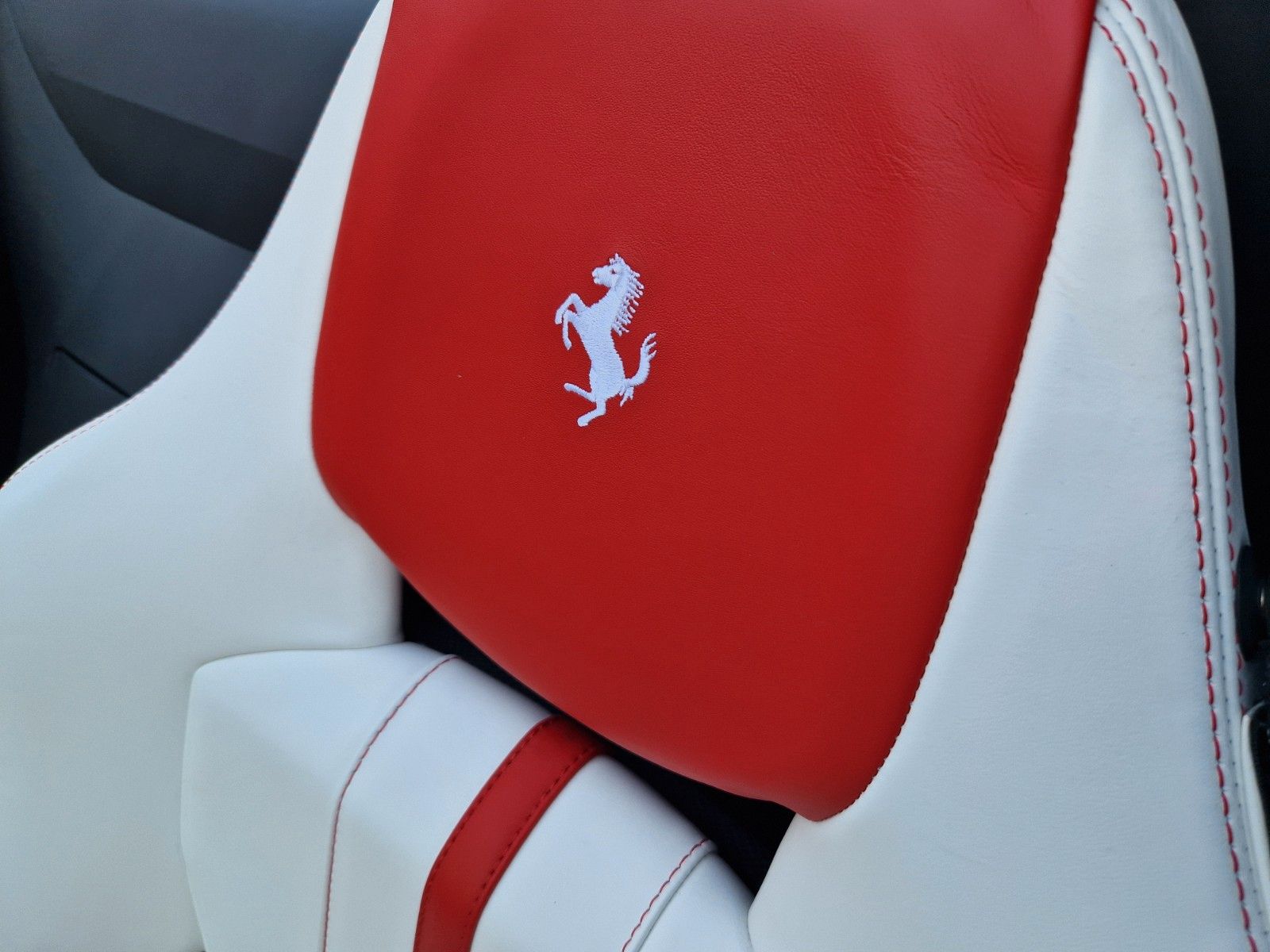 Fahrzeugabbildung Ferrari 812 GTS*Atelier*Lift*Surround View*rosso fuoco