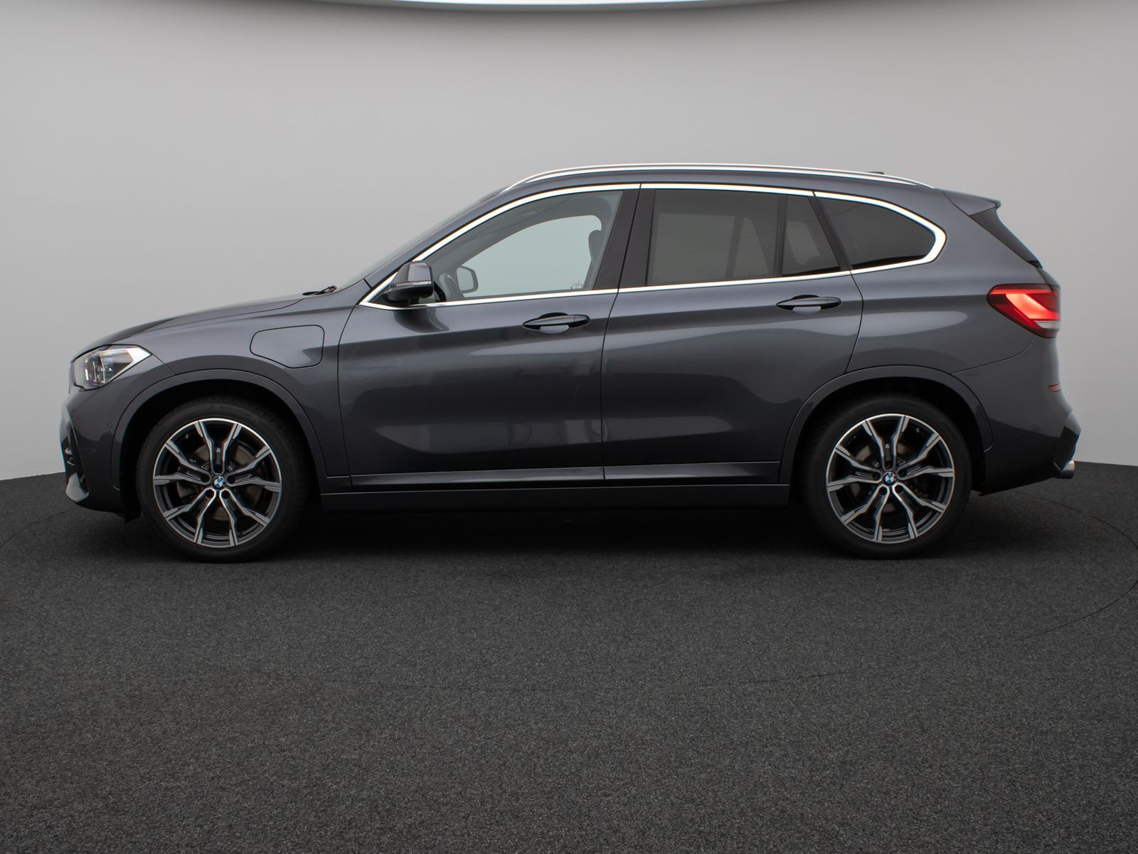 Fahrzeugabbildung BMW X1 xD25e M Sport Panorama Kamera HUD H/K Komfort