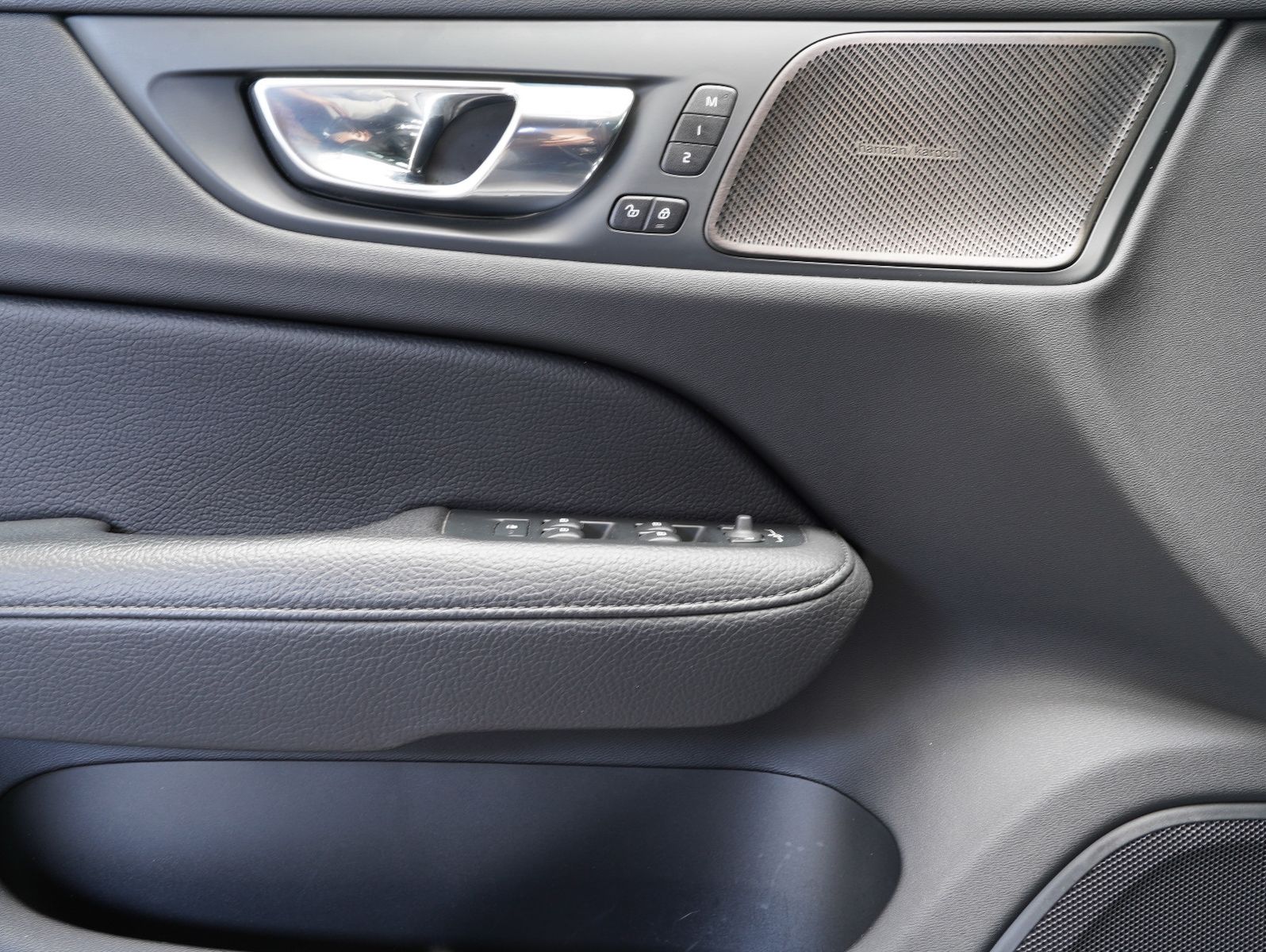 Fahrzeugabbildung Volvo V60 D4 AWD Inscription BLIS/INTELLISAFE/PANORAMA