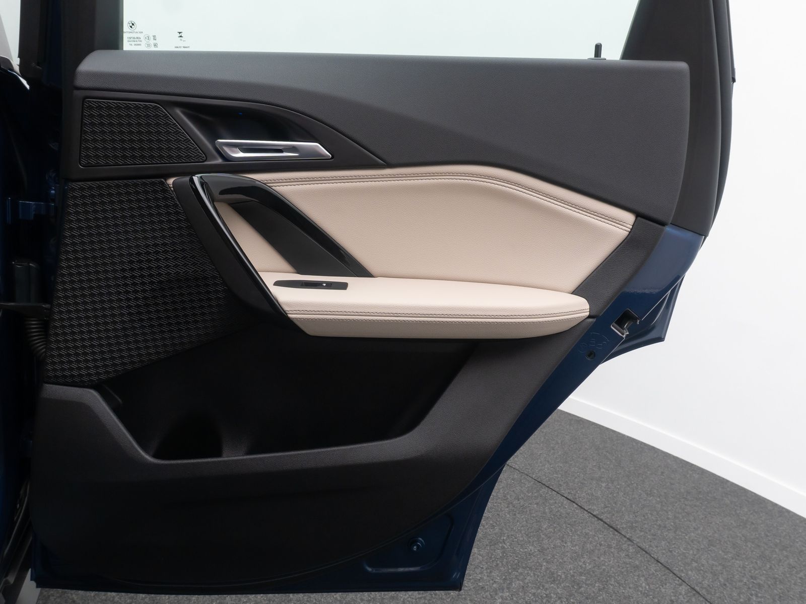 Fahrzeugabbildung BMW iX1 xD30 360&deg; HUD DAB Komfort AHK M Sport Leder