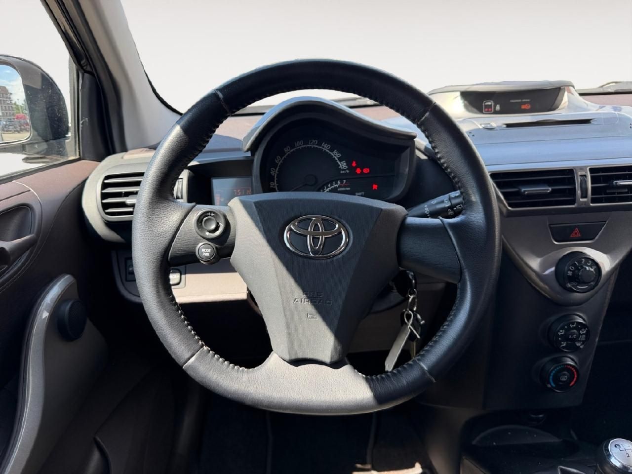 Fahrzeugabbildung Toyota iQ +