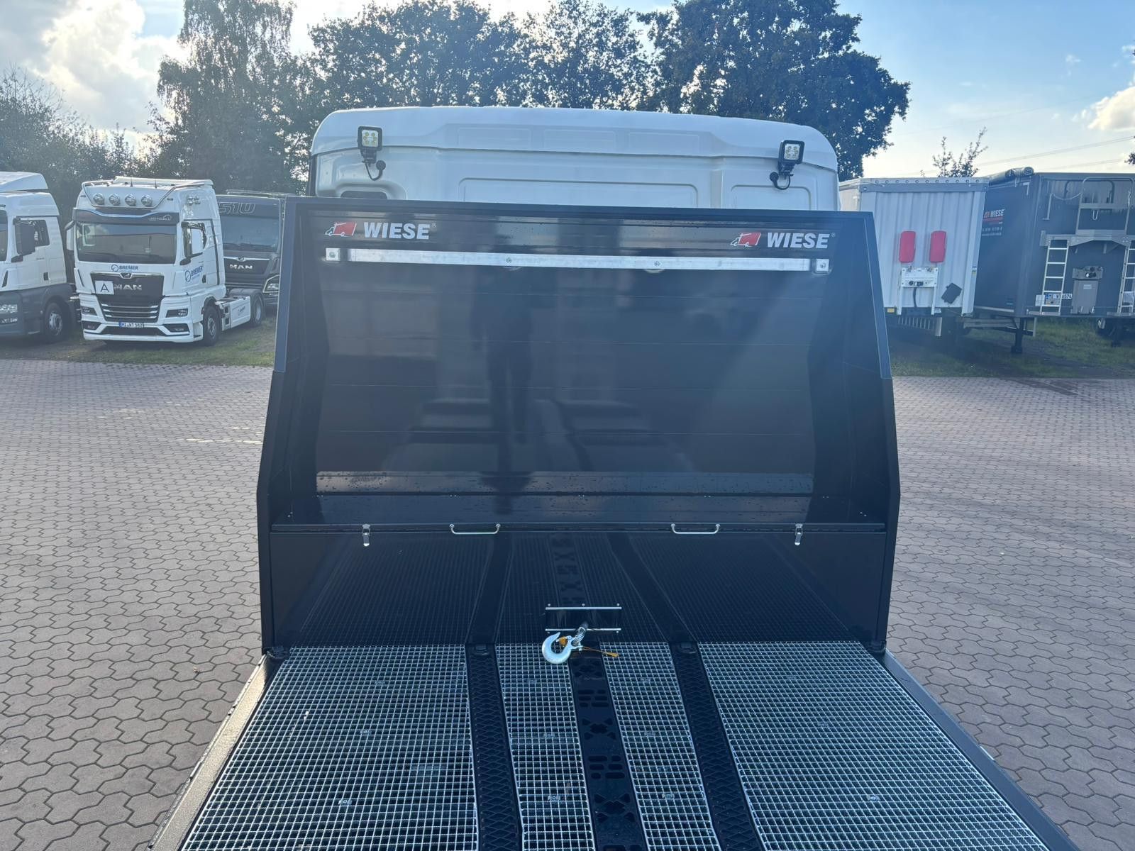 Fahrzeugabbildung MAN Baumaschinen-  Arbeitsbühnentransporter Rampen