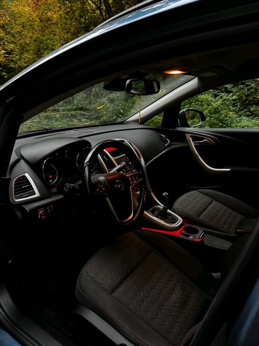Opel Astra 2013 — photo 15