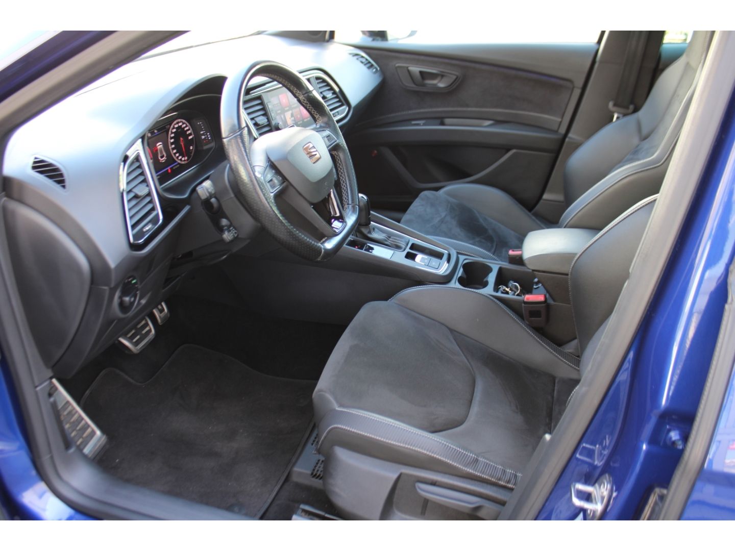Fahrzeugabbildung SEAT Leon 300 4Drive Cupra Remus H&R DSG ACC LED Pano