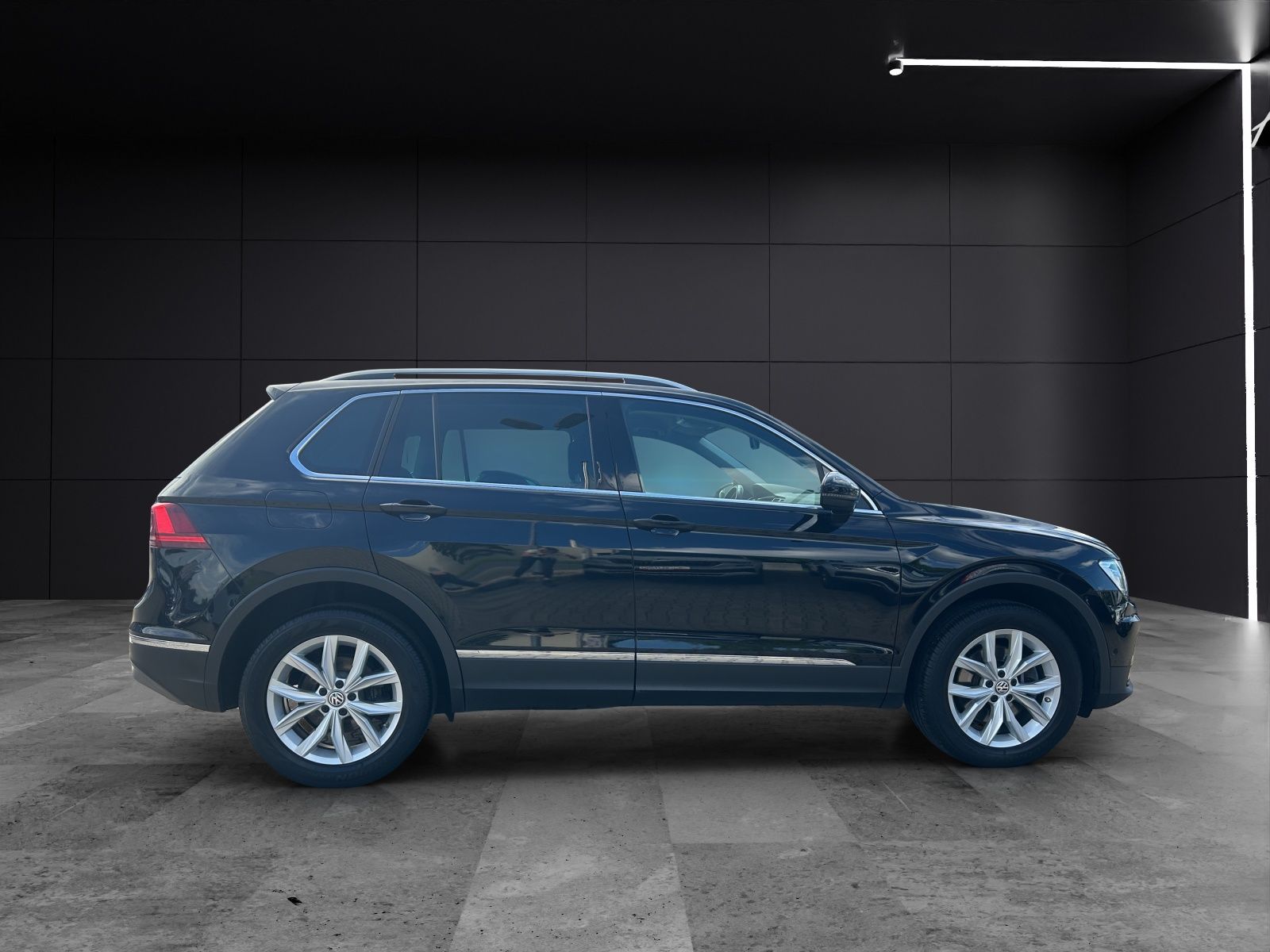 Fahrzeugabbildung Volkswagen Tiguan TDI HL 4M LED STH AHK Navi AID ACC SHZ RF