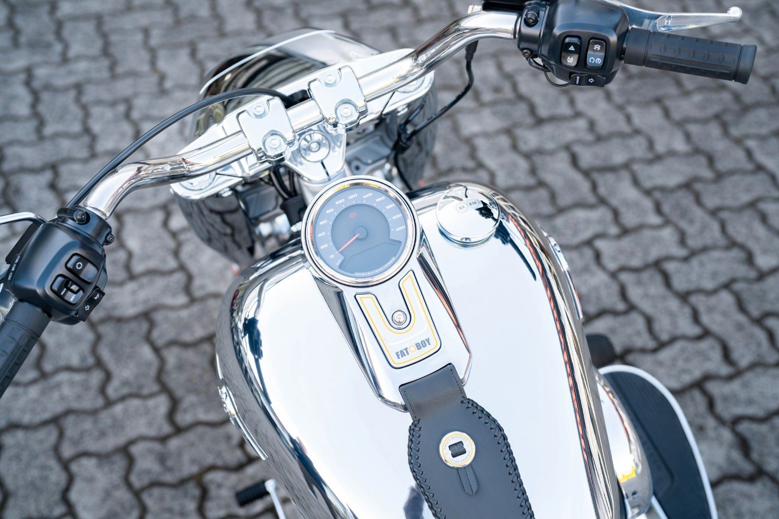 Fahrzeugabbildung Harley-Davidson FLSTFI Fat Boy Gray Ghost - Neuwertig -