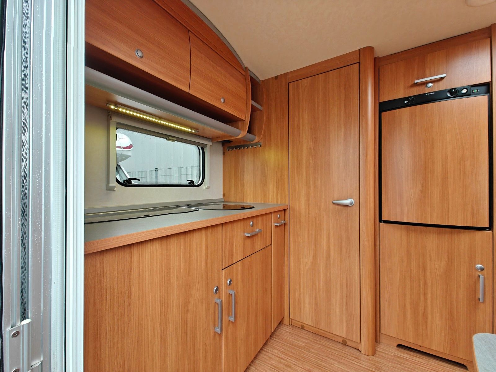 Fahrzeugabbildung Knaus Sport 400 LB - Doppelbett/Sitzgruppe, Superb -