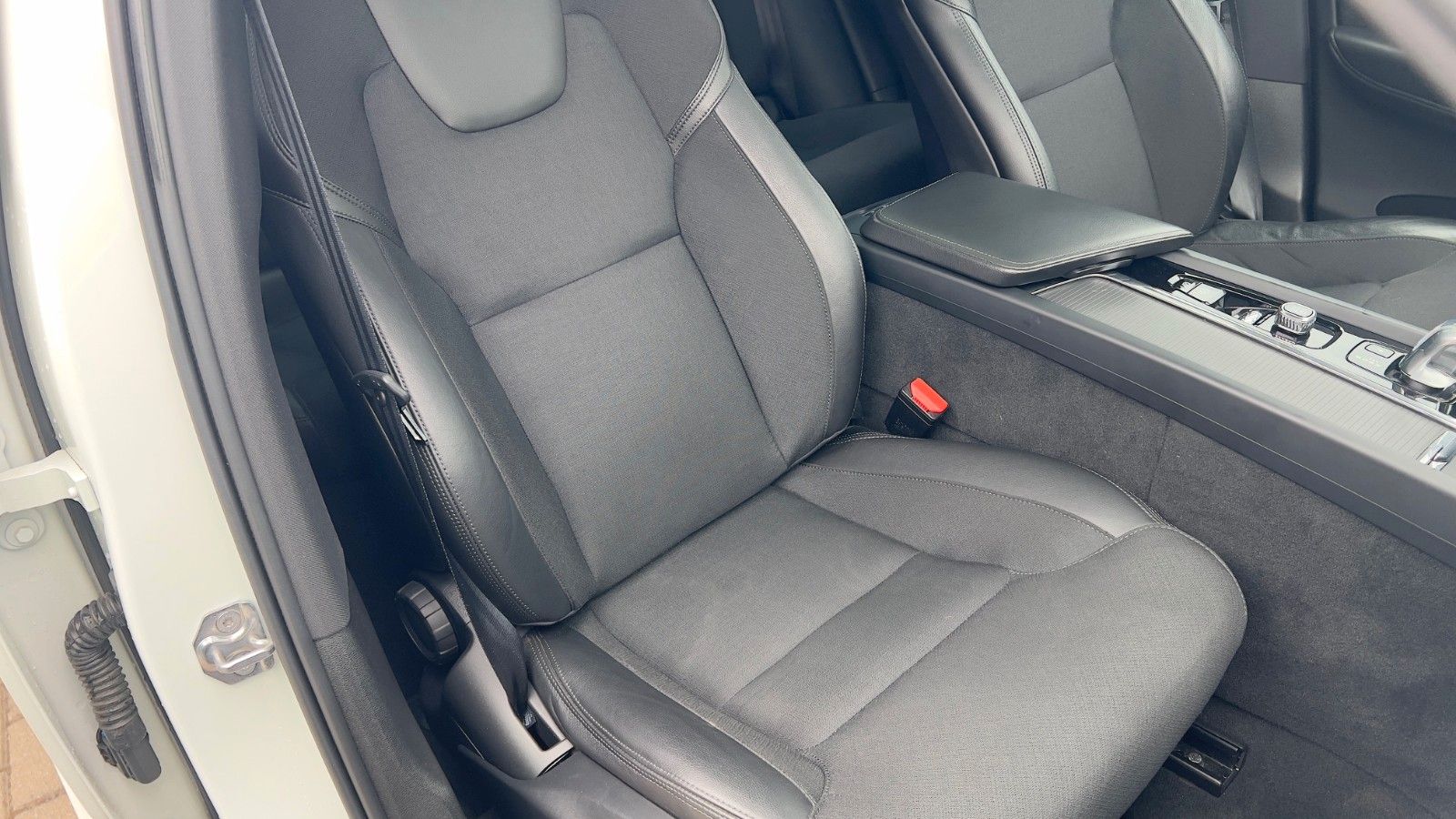 Fahrzeugabbildung Volvo XC60 T8 AWD *LUFT*STHZG*DAB*4x Sitzhzg*MIETKAUF*