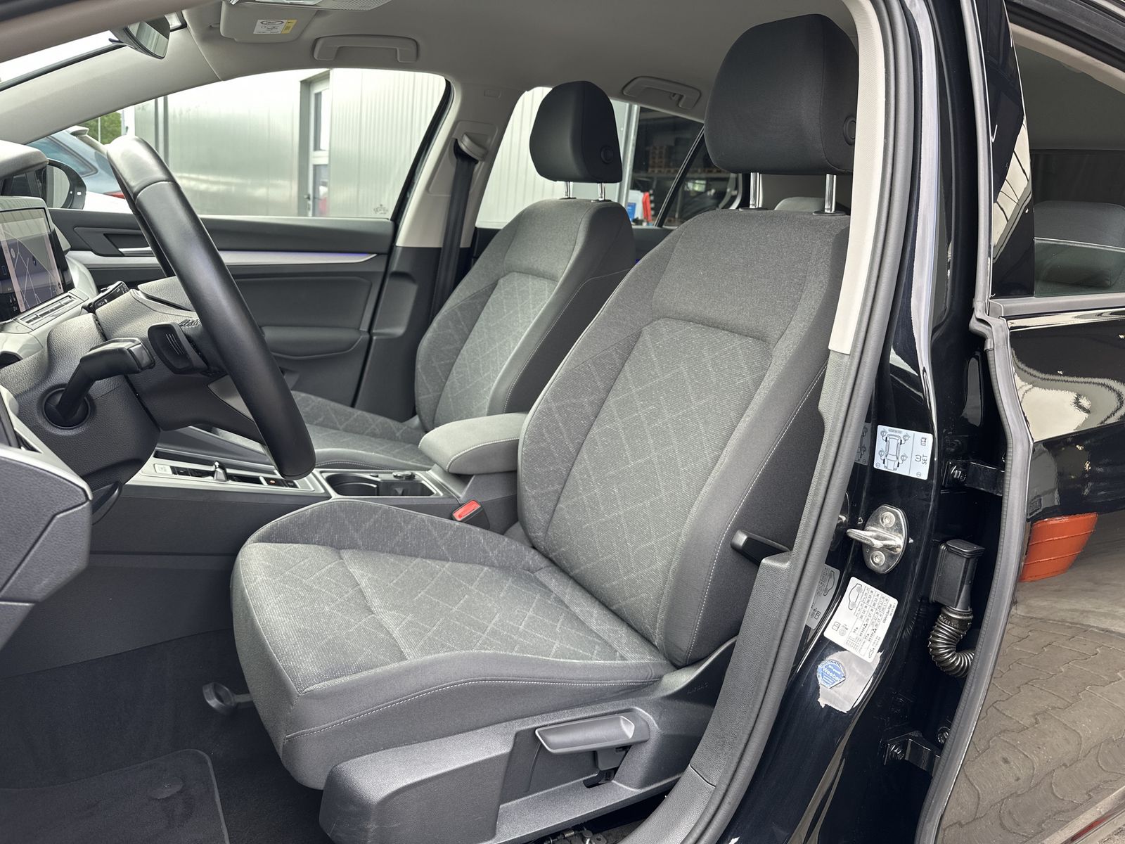 Fahrzeugabbildung Volkswagen Golf 2.0 TDI DSG Life NAV+LED+ACC+CARPLAY+1HD+VC