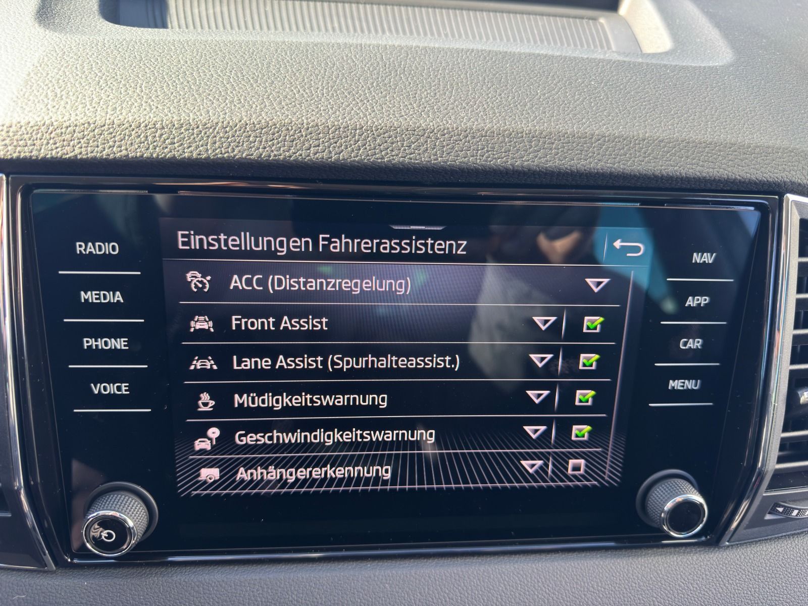 Fahrzeugabbildung SKODA Karoq 1.5 TSI DSG*AHK*RFK*behFro*eHeck*Allwetter